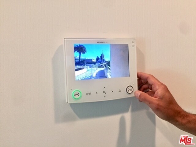 Building Photo - 1541 S Orange Grove Ave