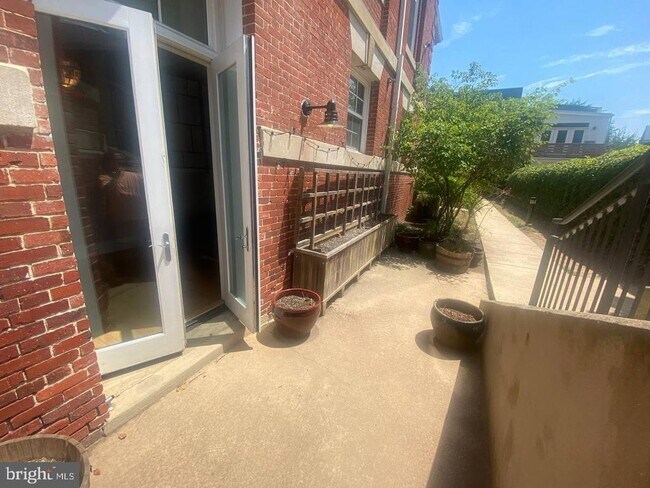Building Photo - 2035 2nd St NW