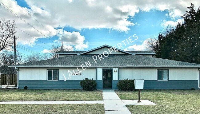 Building Photo - 606 Prairie Ave