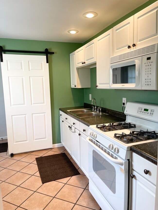Building Photo - Charming 2-Bedroom Home with Bonus Room on...