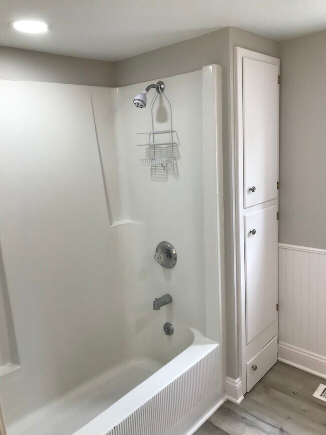 Building Photo - 87 Erie Beach Rd