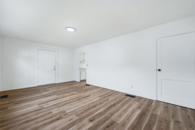 Building Photo - New 3 bedroom listing!