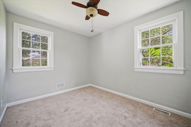 Building Photo - RARE FIND-4 BEDROOMS, 2 BATHROOMS, FENCED BACK YARD and GARAGE-PETS!!