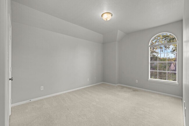 Building Photo - Gorgeous 4 bed/3.5 bath two story home!
