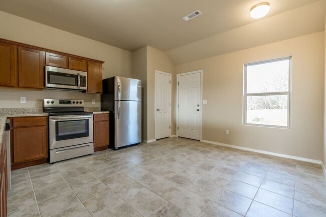 Building Photo - Beautiful 4 bedroom Home on Valley View Golf Course. HUGE Fenced Yard!