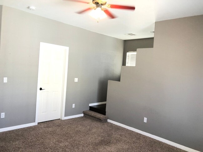 Building Photo - 3 BEDROOM & 2.5 BATH TOWNHOME LOCATED IN G...