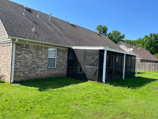 Building Photo - Beautiful large home on a dead end street