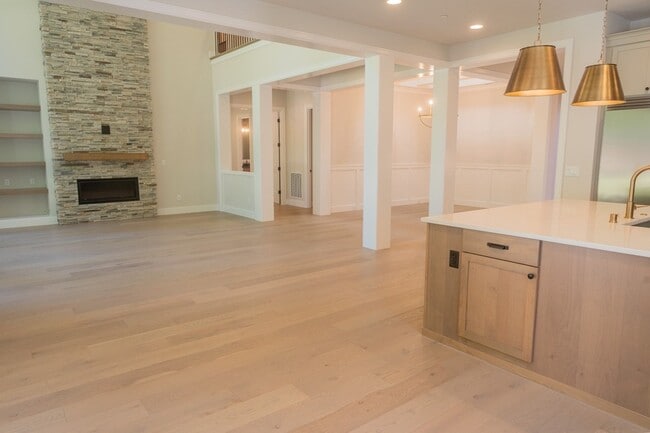 Building Photo - 5Bd/4.25Ba Kirkland House