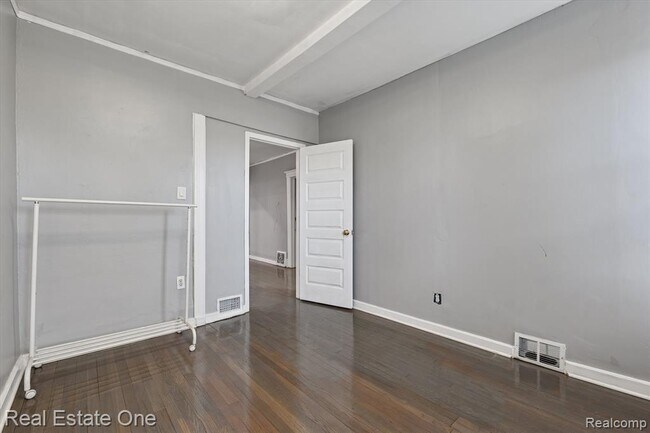 Building Photo - 304 Hendrie St