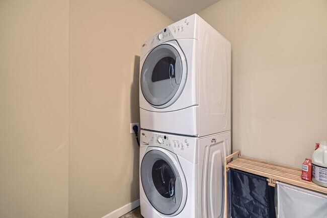 Building Photo - 2-BDR Retreat with Rooftop Pool & Gym