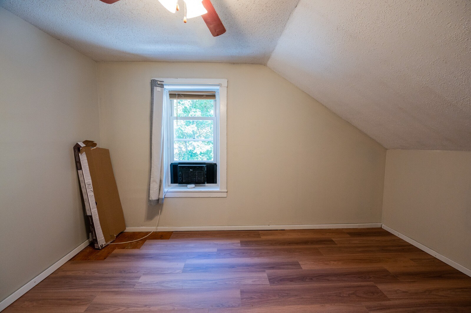 Building Photo - 977 Riverside Dr