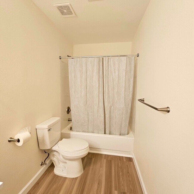 Building Photo - 3BR/2BA Townhome in NLV!