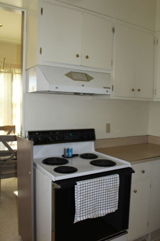 Building Photo - Fully Furnished!