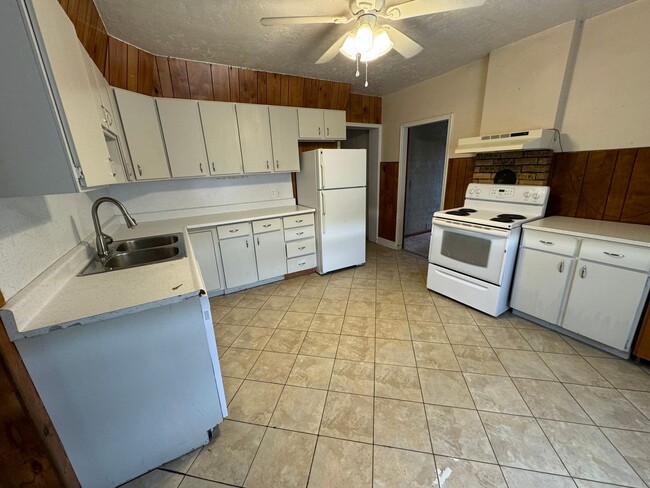 Building Photo - Cute 2 bedroom 1 bath in Lehi!