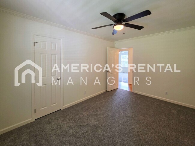 Building Photo - Newly Renovated and Ready for Move In!