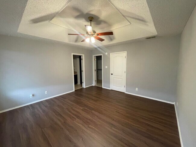 Building Photo - 1502 Summit Dr