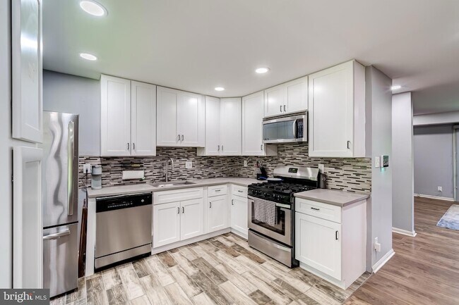 Building Photo - 6012 Westchester Park Dr