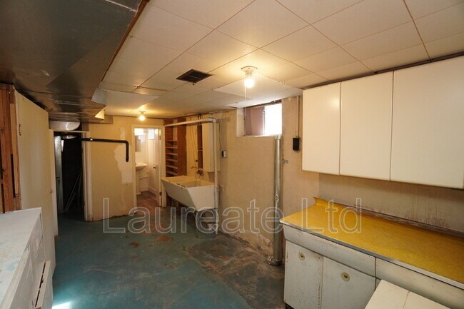Building Photo - 5998 S Hill St