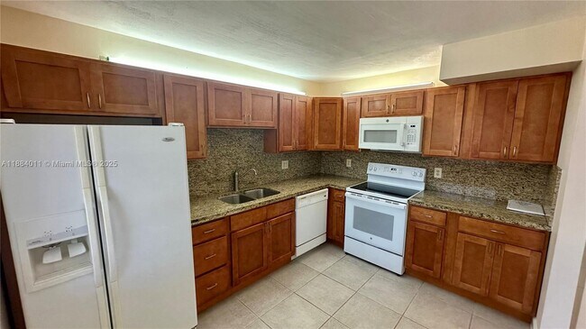 Building Photo - 16210 Laurel Dr