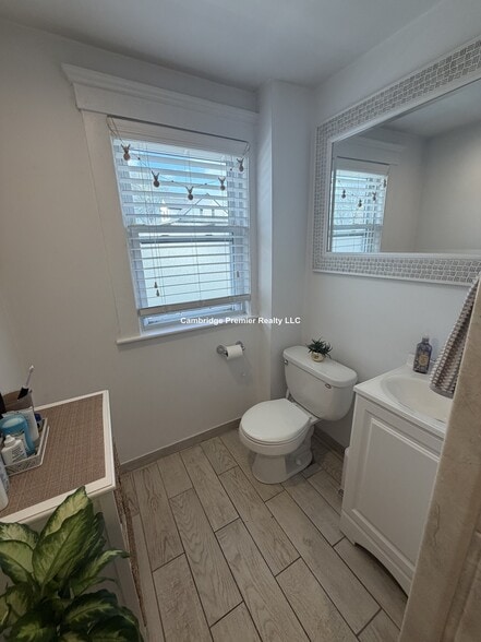 Building Photo - 538 Main St