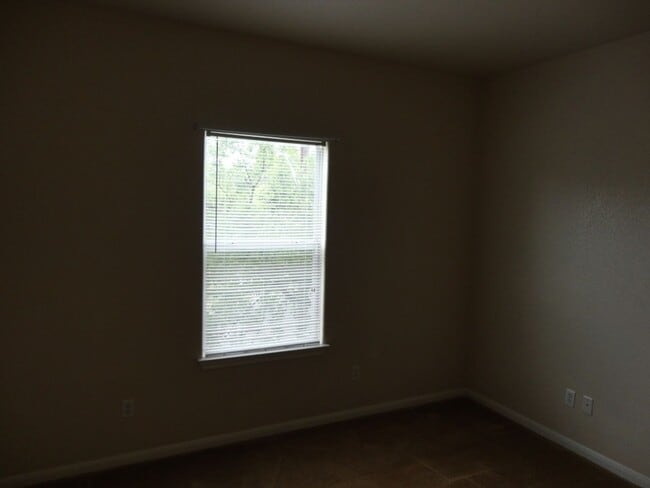 Building Photo - Nice 4 bedroom house close to down town!