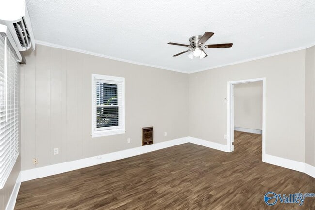 Building Photo - 512 Oshaughnessy Ave NE