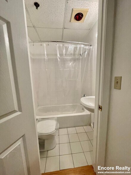 Building Photo - 1077 Beacon St