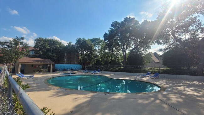 Building Photo - 2606 Custer Pkwy
