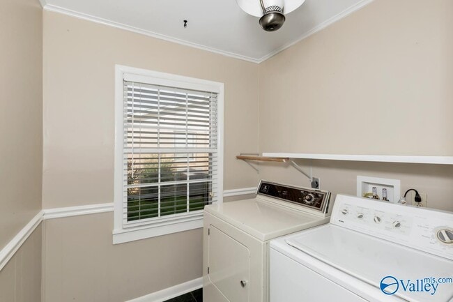 Building Photo - 2320 Rodgers Dr NE