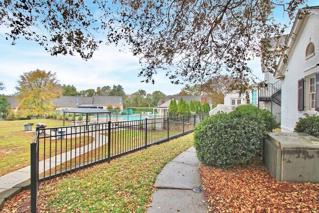 Building Photo - Newly Renovated SouthPark Townhome for Imm...