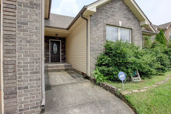 Building Photo - Sweet 3 bed 2 bath clost to post and I-24.