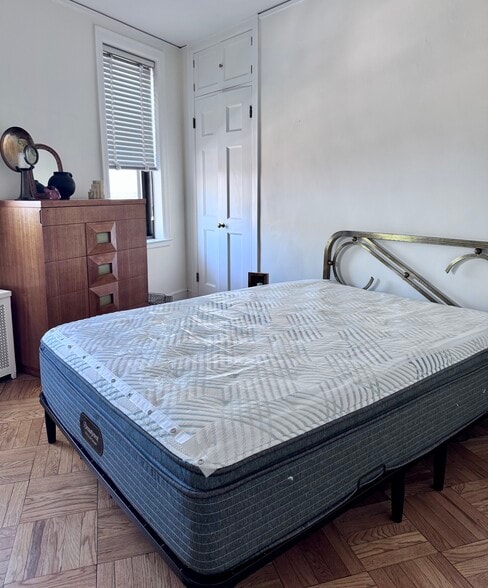 Bedroom - 2000 N Lincoln Park W
