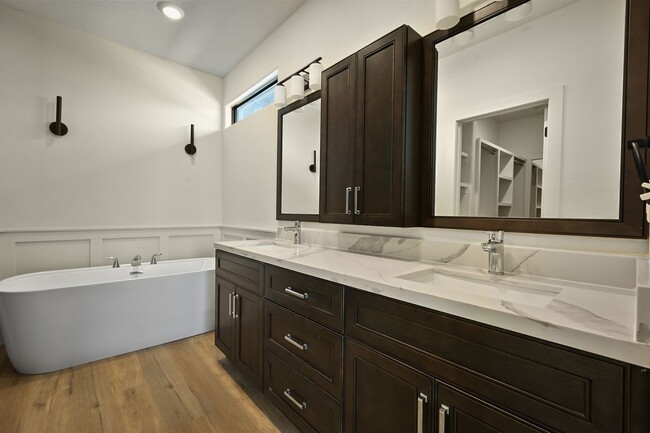 Building Photo - Stunning 2-bedroom, 2-bathroom Townhome In...