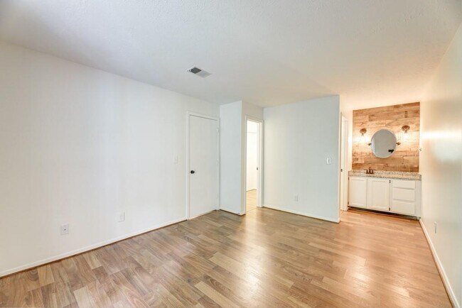 Building Photo - 529 Warm Springs Cir