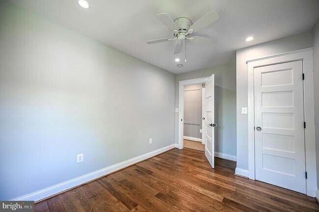 Building Photo - 2314 N Kenmore St