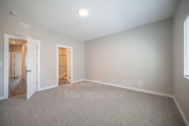 Building Photo - 1801 Jennie Lee Dr