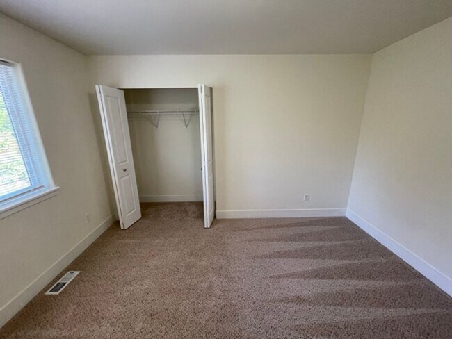 Building Photo - Extremely Spacious 5BD/3BTH Home For Lease...