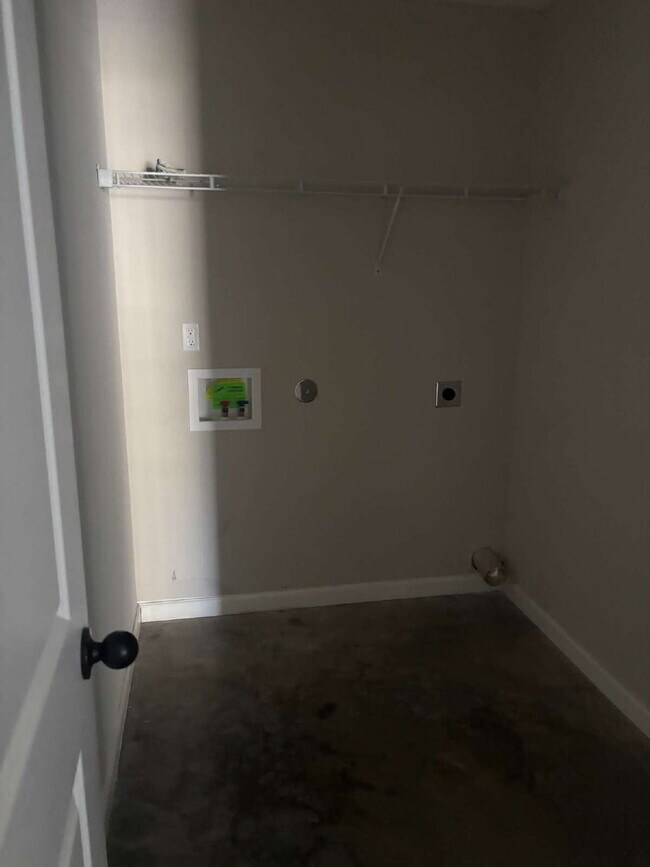Building Photo - "Charming 4-Bedroom Retreat with 2 Full Baths on Sunny View Drive!"