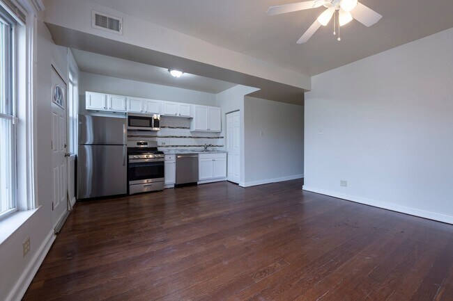 Building Photo - Sunny Spacious 3 Bedroom 1 Bathroom