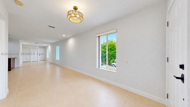 Building Photo - 3558 SW 26th St