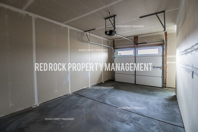Building Photo - 323 Woodlawn Ln