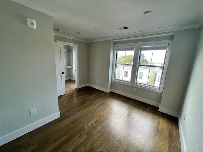 Building Photo - 303 Maverick St