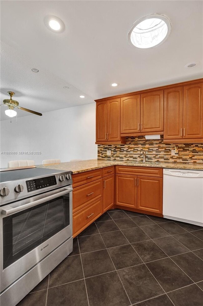 Building Photo - 125 Lake Paula Dr