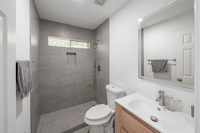 Building Photo - 11 E Sienna Pl