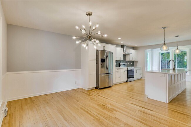 Building Photo - 2111 Huron Dr