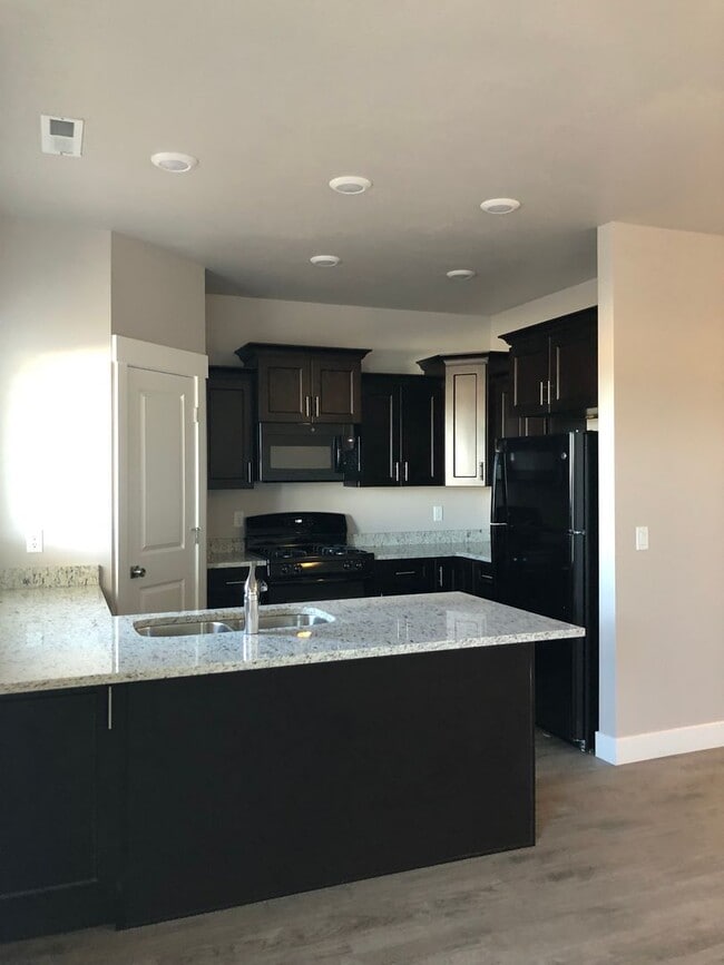 Building Photo - Beautiful Cedar Townhome