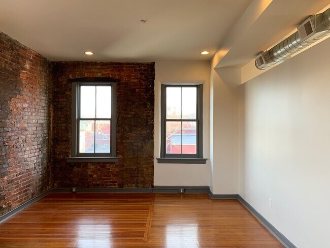 Building Photo - 913 Monmouth St