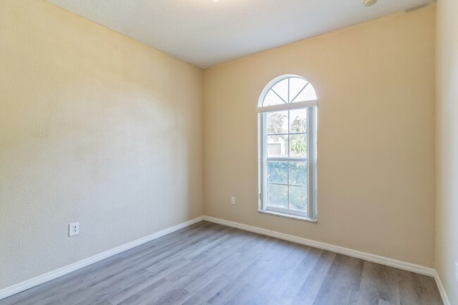 Building Photo - 2600 Meadow View Ct
