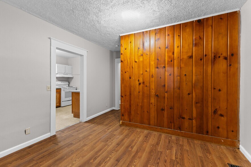 Building Photo - 922 Dakin St