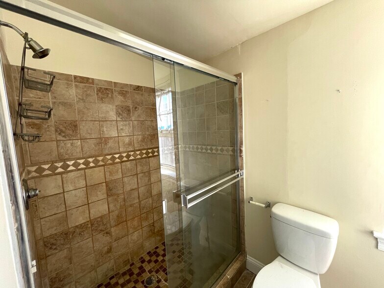 Full Bathroom - 2034 Green St
